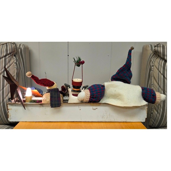 Vintage Rustic and Festive Snowman Holiday Decor Metal White Weathered Toolbox - Picture 12 of 14